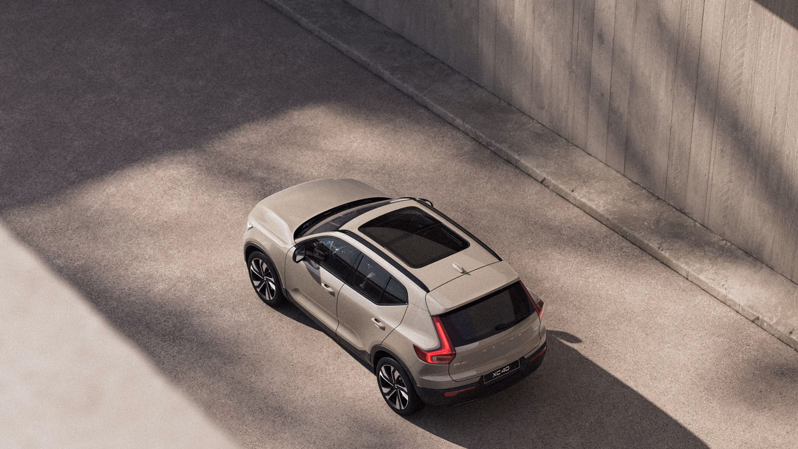 Volvo XC40 с панорамной крышей, вид сверху