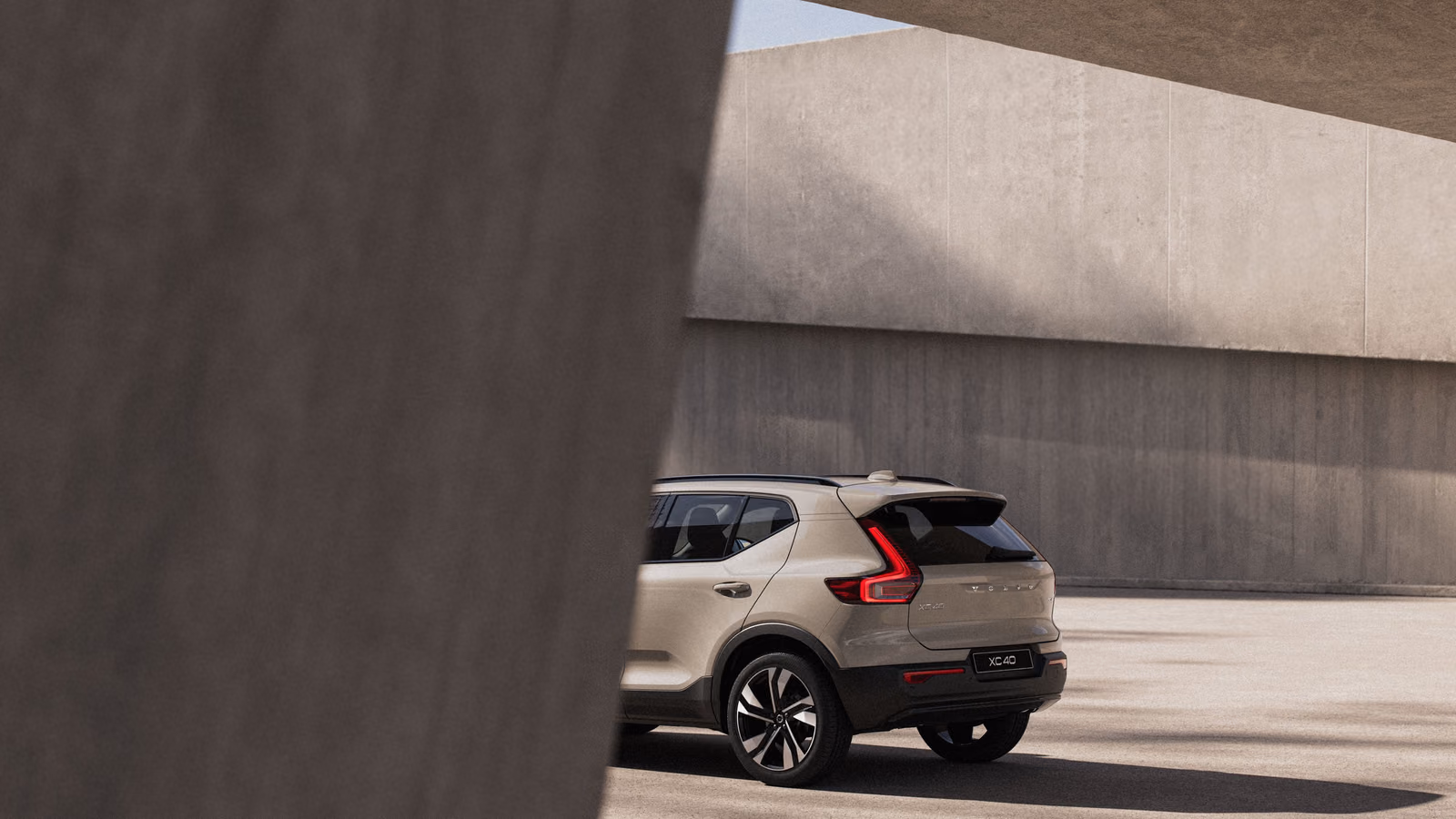 Volvo XC40 сзади в архитектурной сцене
