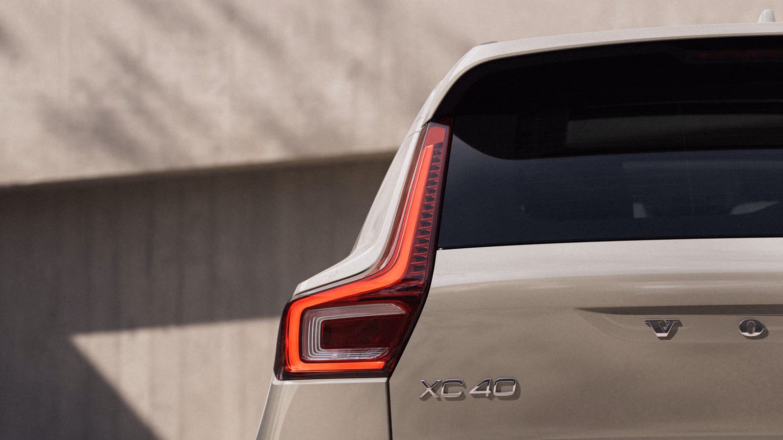 Задний фонарь и эмблема XC40
