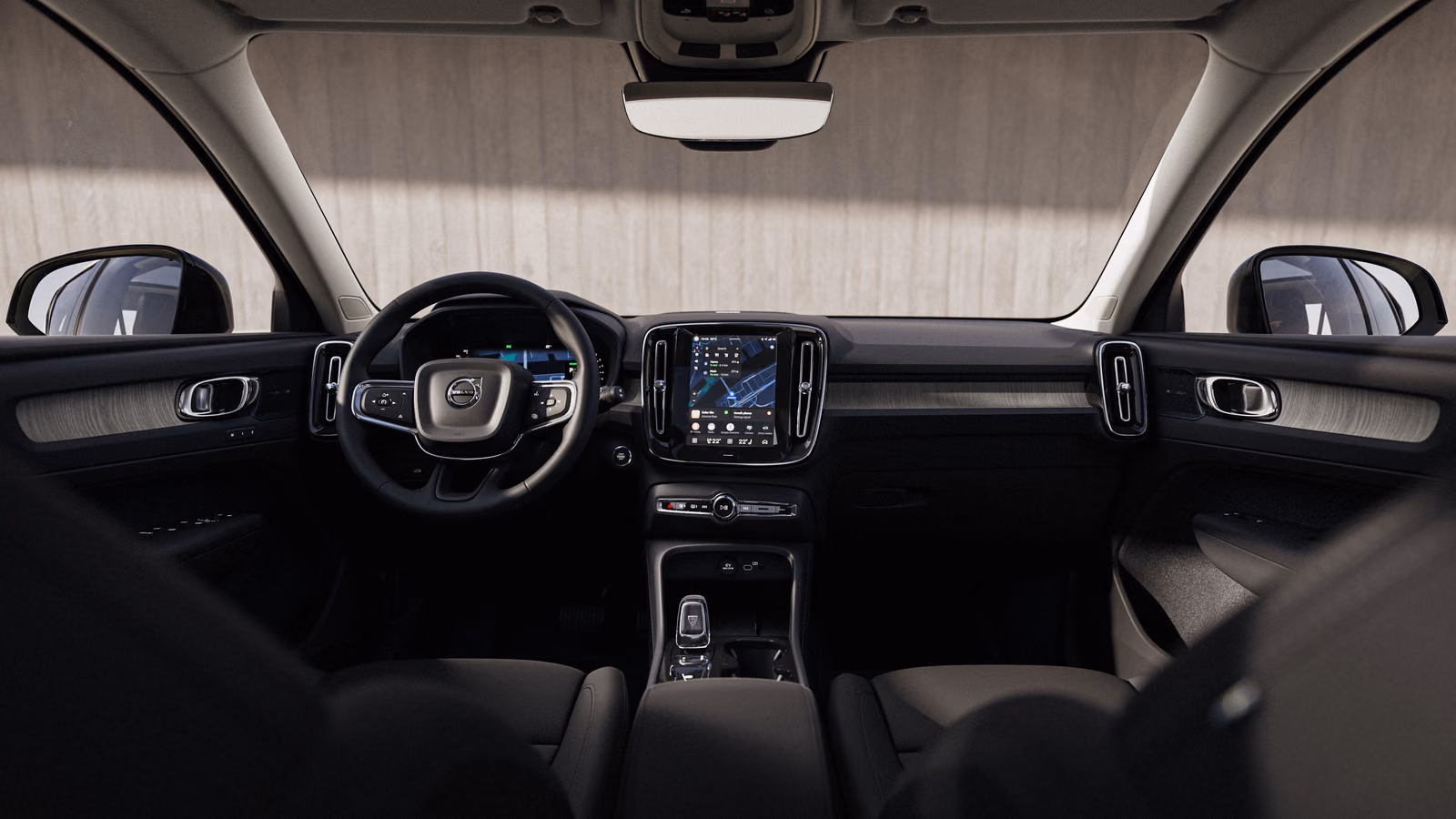 Салон Volvo XC40 с панорамной крышей
