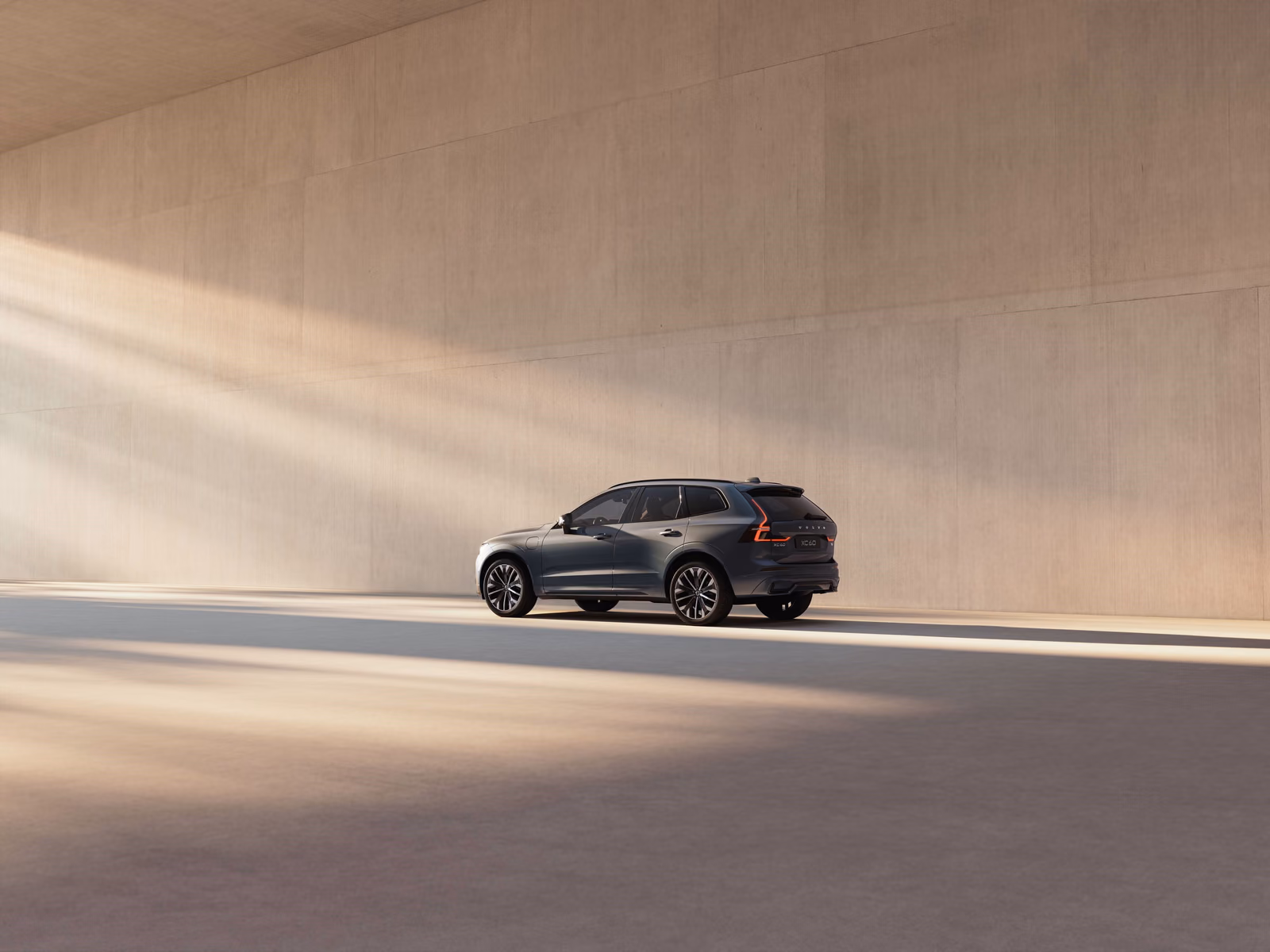 Volvo XC60 — вид сбоку