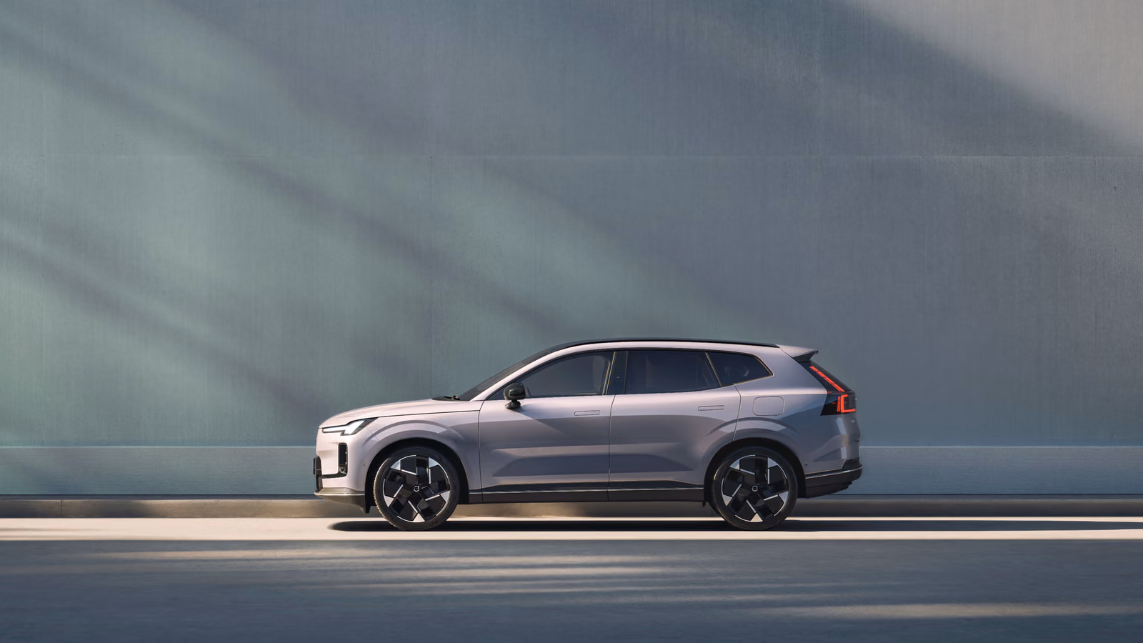 Volvo XC70 в профиль на городской дороге
