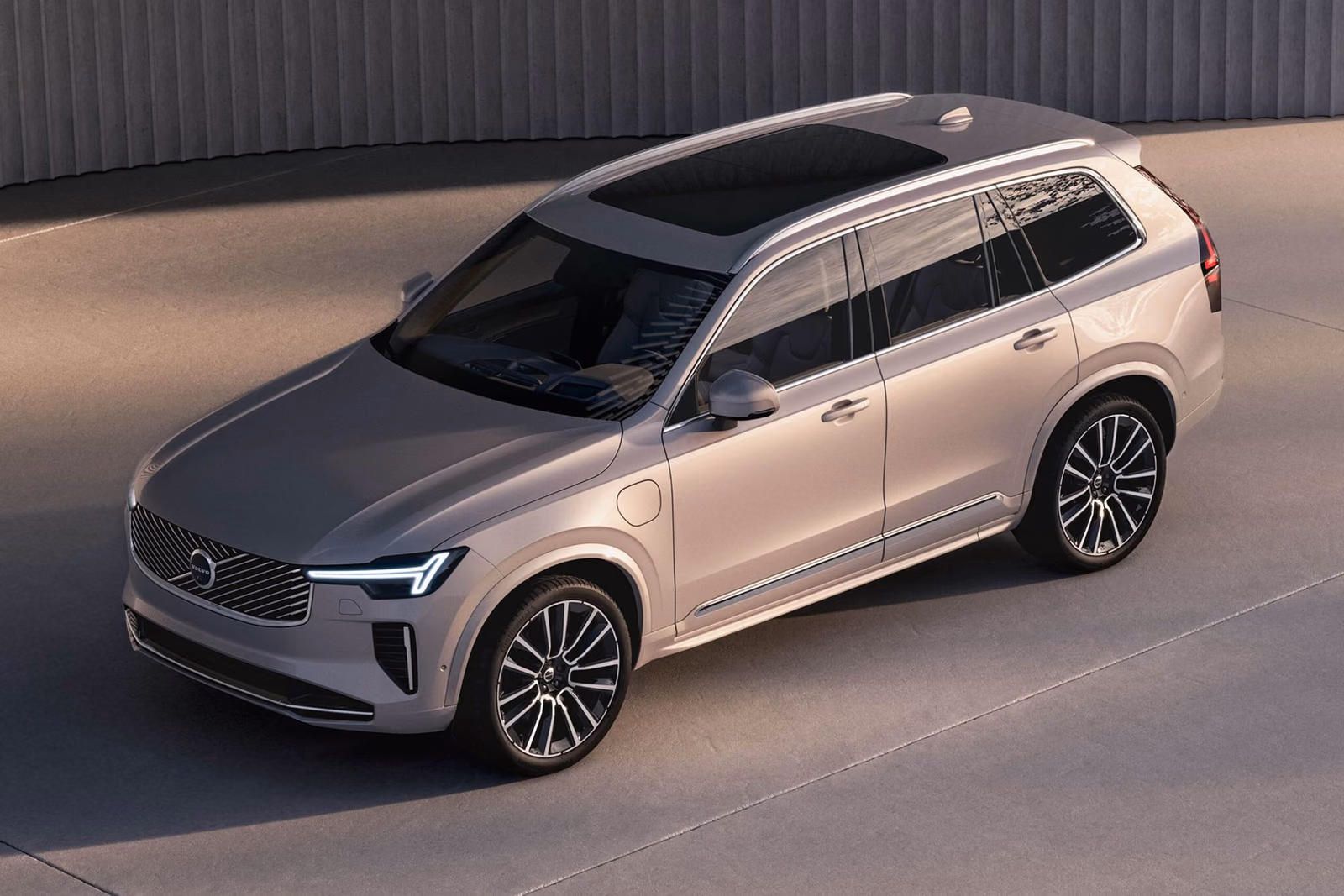 Volvo XC90 — вид сзади в три четверти