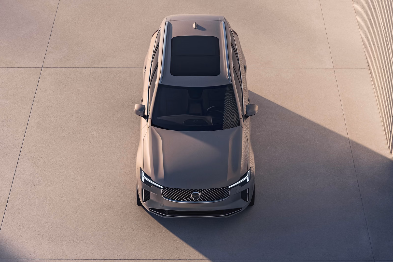 Volvo XC90 — вид спереди