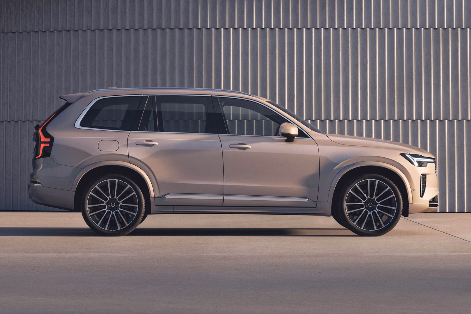 Volvo XC90 — вид сзади