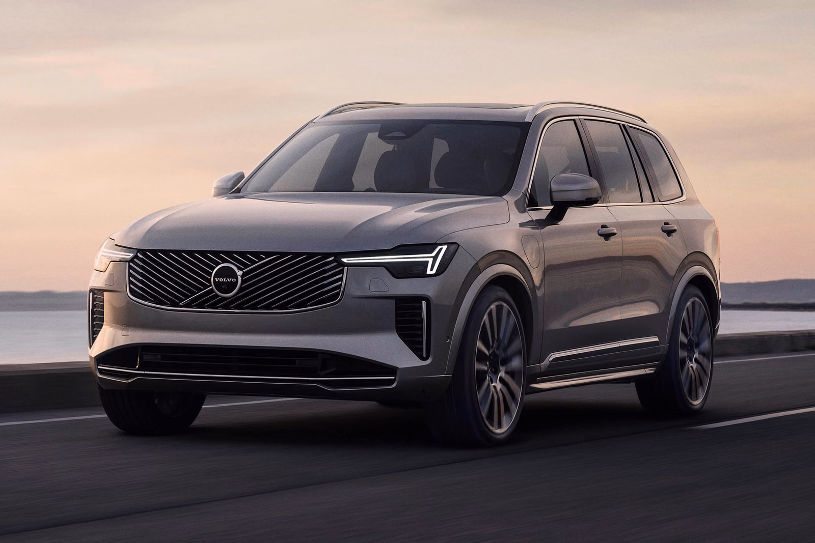 Volvo XC90 — вид сзади в три четверти