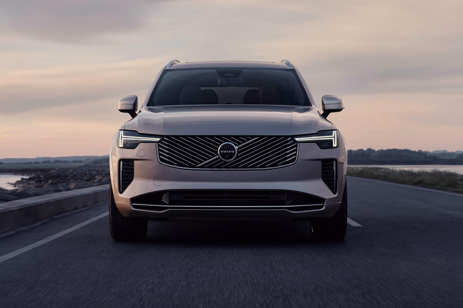 Volvo XC90 — вид спереди
