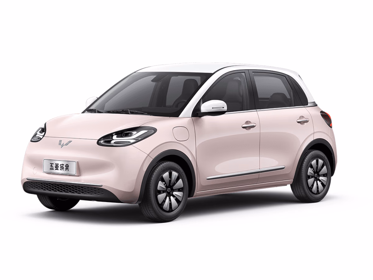 Розовый Wuling Bingo в студии, вид спереди в три четверти