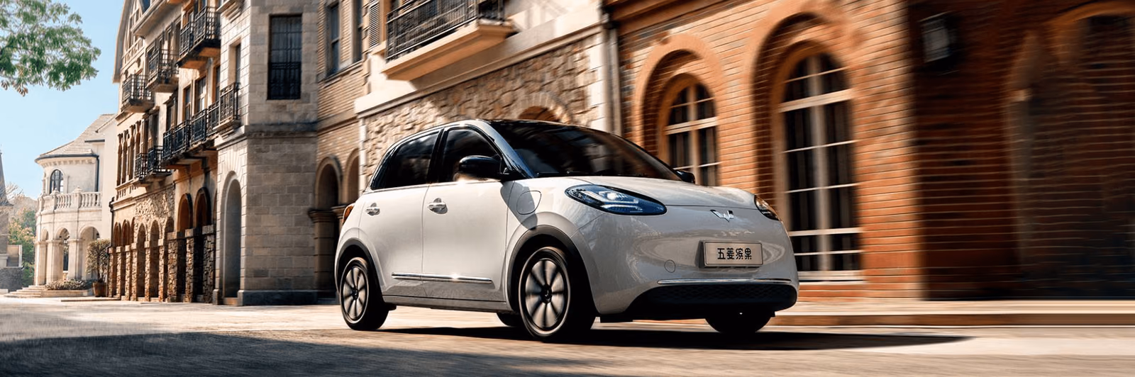 Wuling Bingo на улице старого квартала