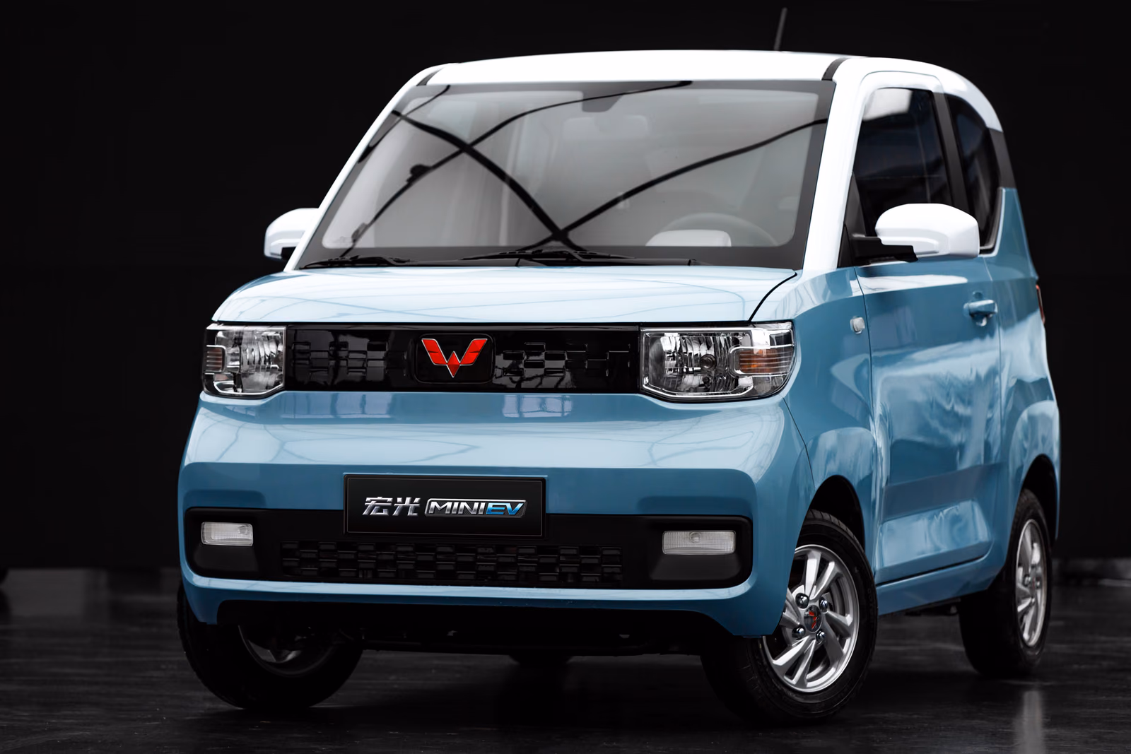 Голубой Wuling Hongguang Mini EV спереди в три четверти