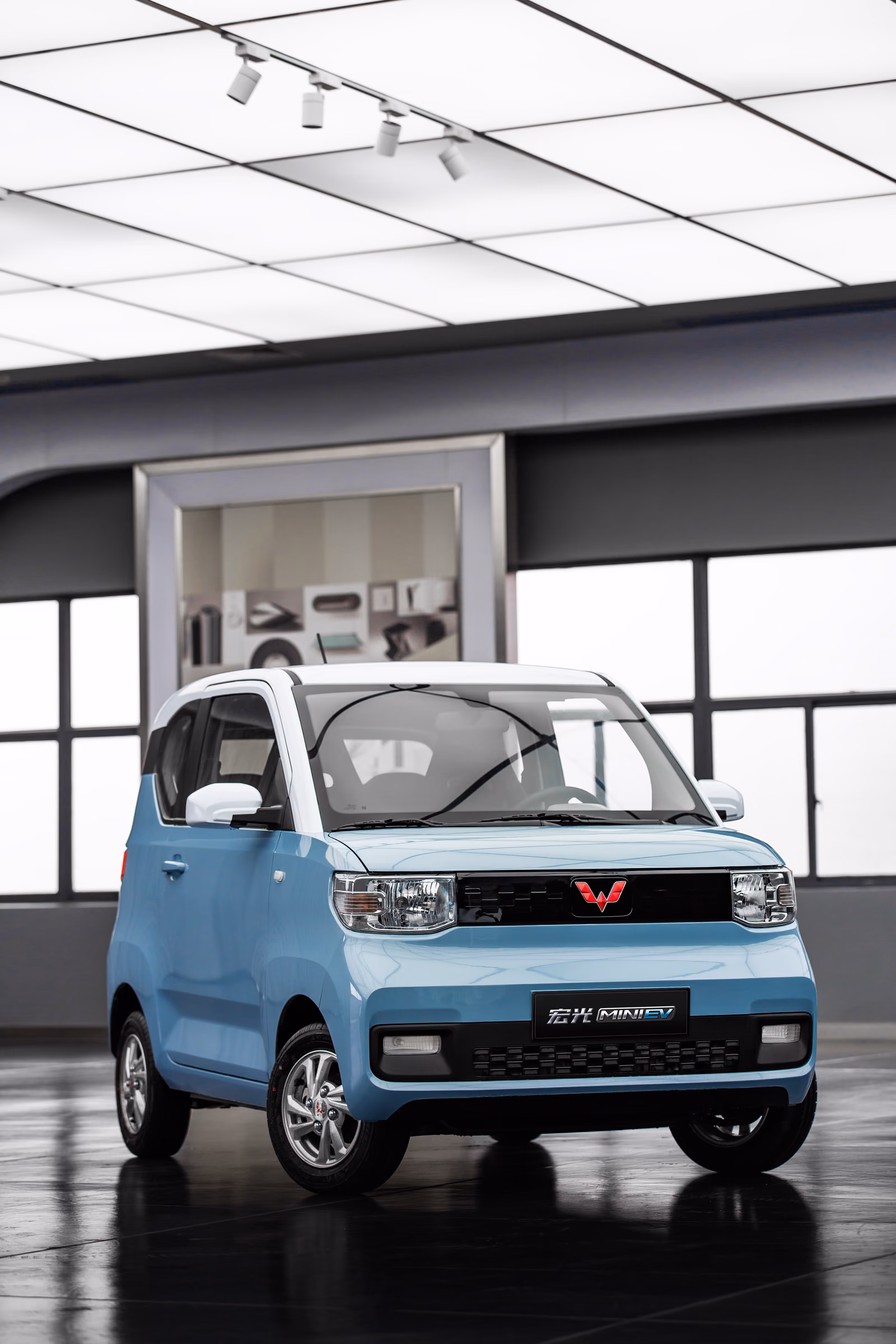 Wuling Hongguang Mini EV спереди в студии