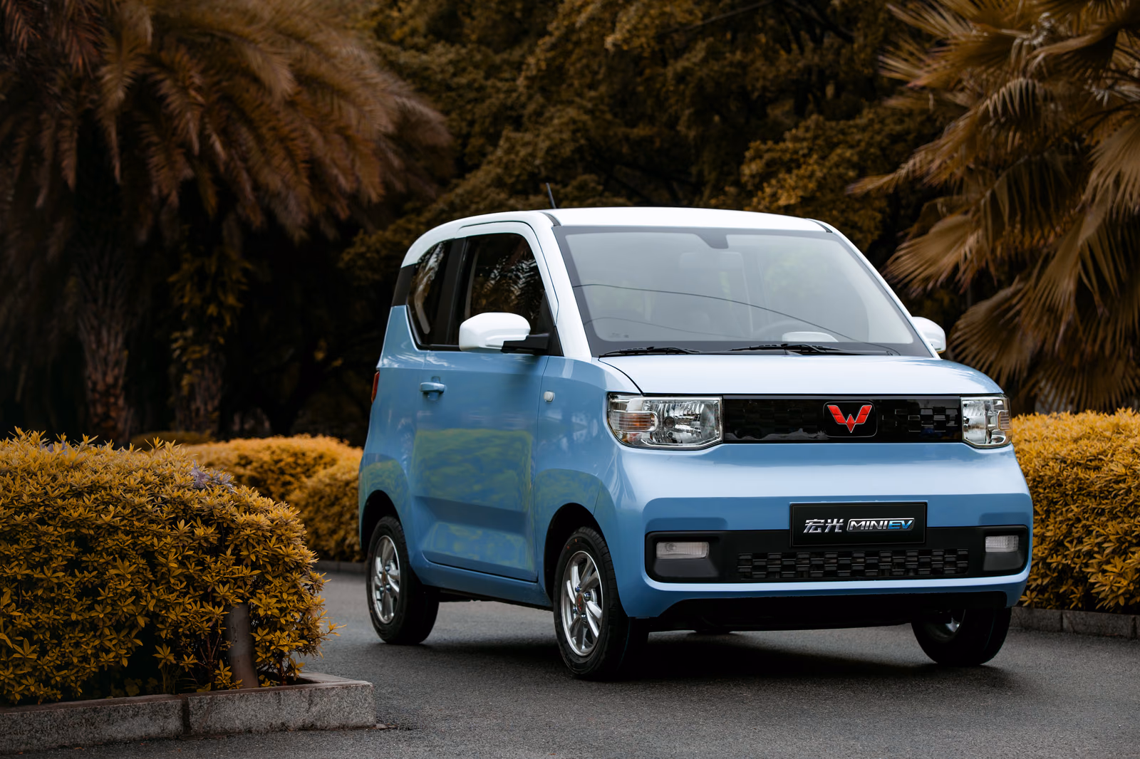 Wuling Hongguang Mini EV на городской улице