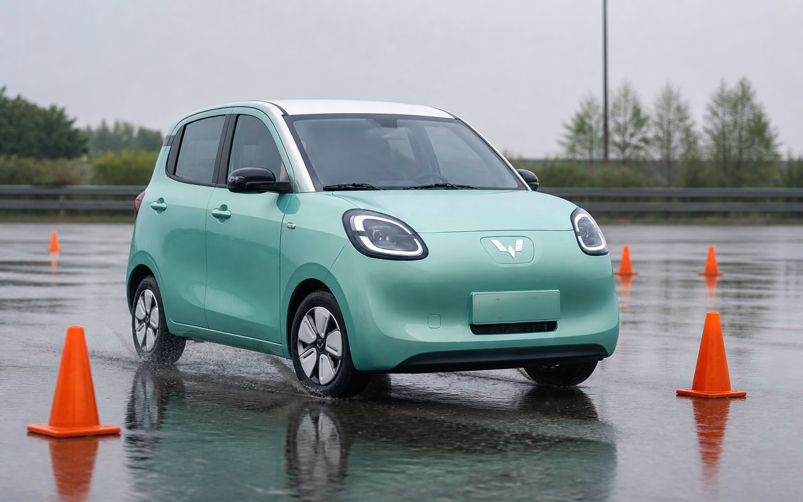 Проверка курсовой устойчивости четырёхдверного Wuling Hongguang Mini EV