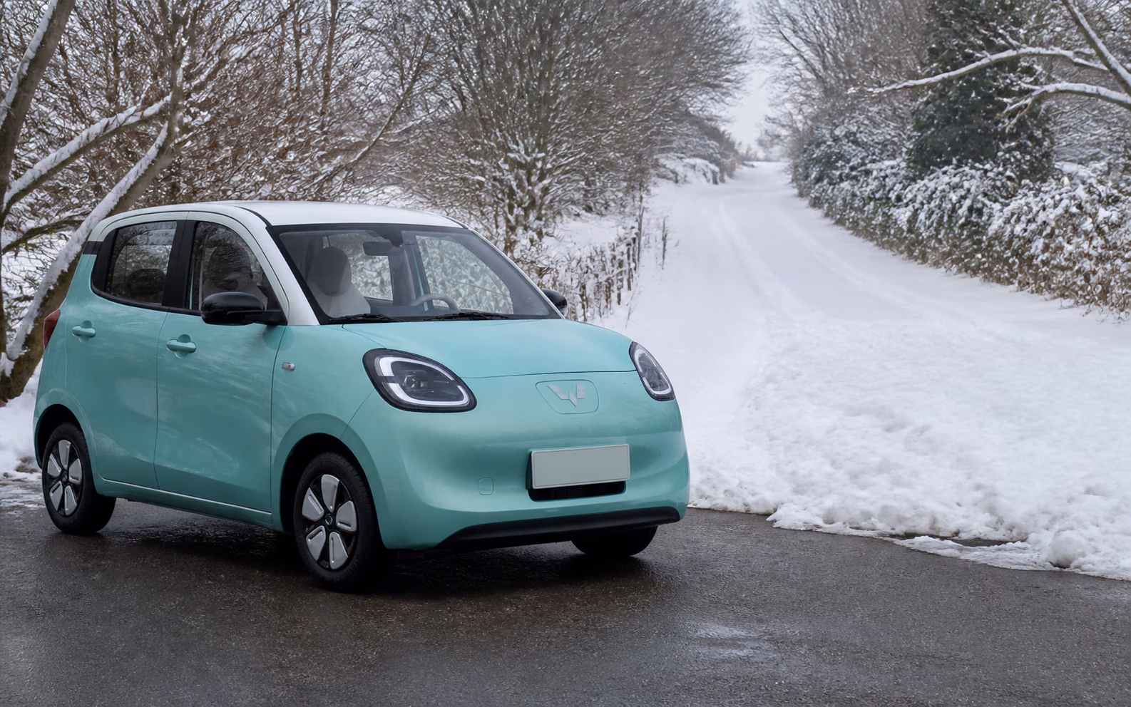 Wuling Hongguang Mini EV перед глубокой нечищеной зимней дорогой