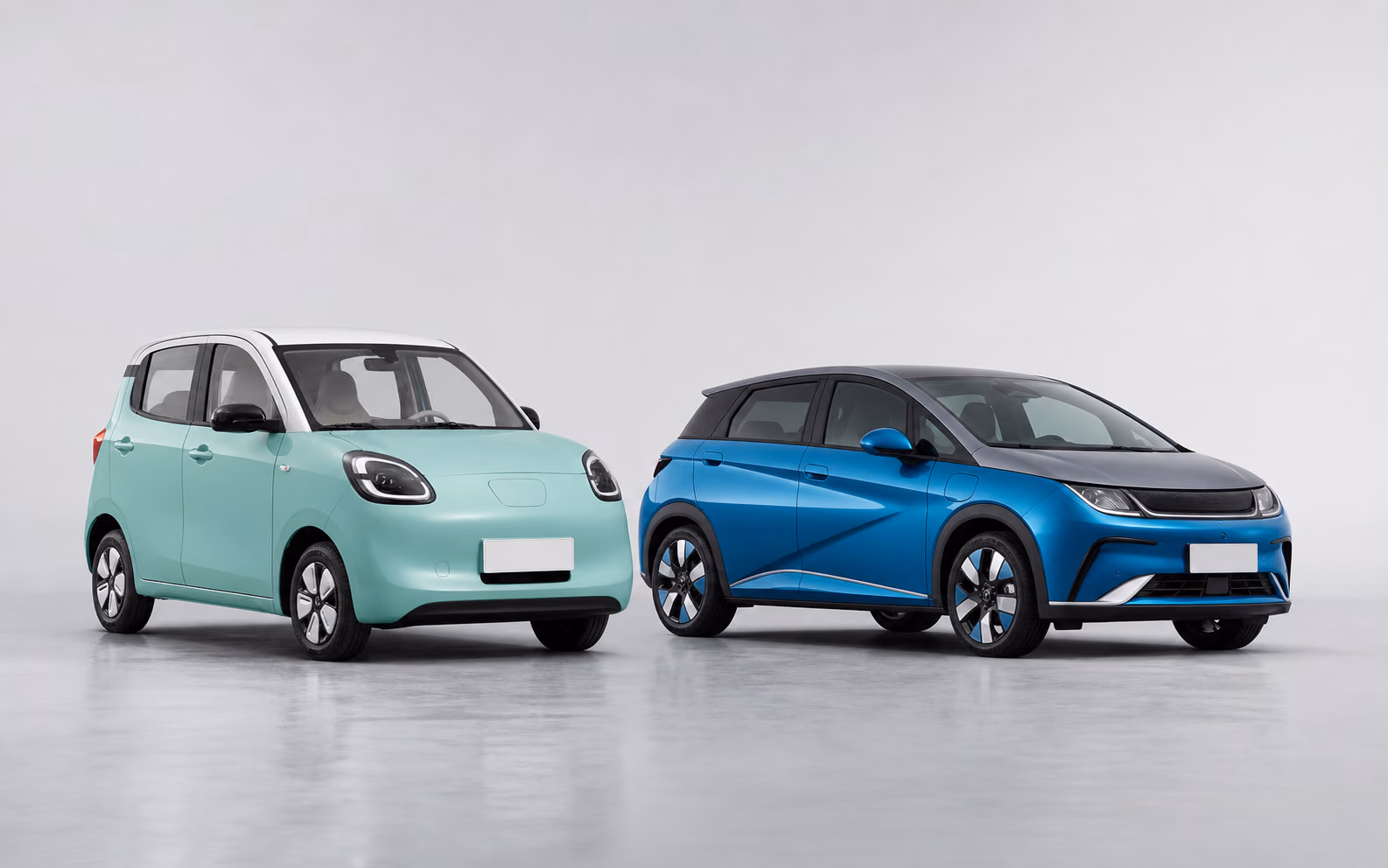 Wuling Hongguang Mini EV рядом с BYD Dolphin