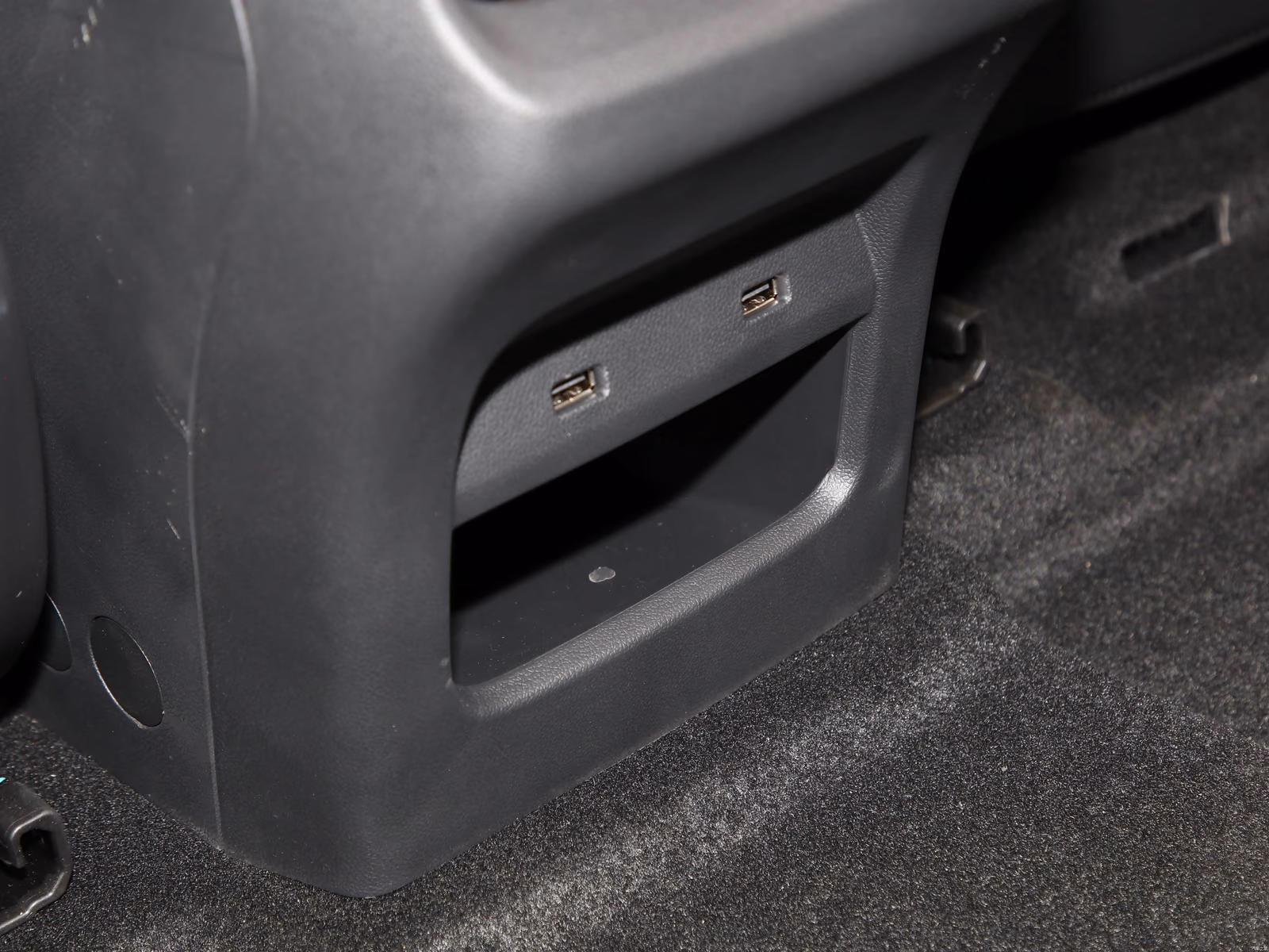 Wuling Starlight PHEV — USB-разъёмы для задних пассажиров