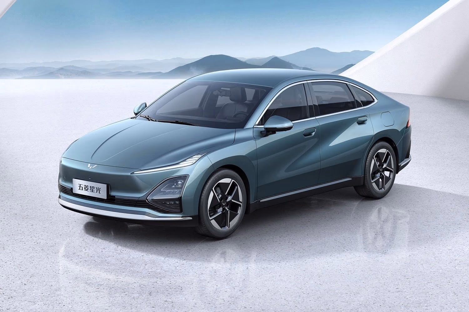 Wuling Starlight на белом фоне, вид спереди в три четверти