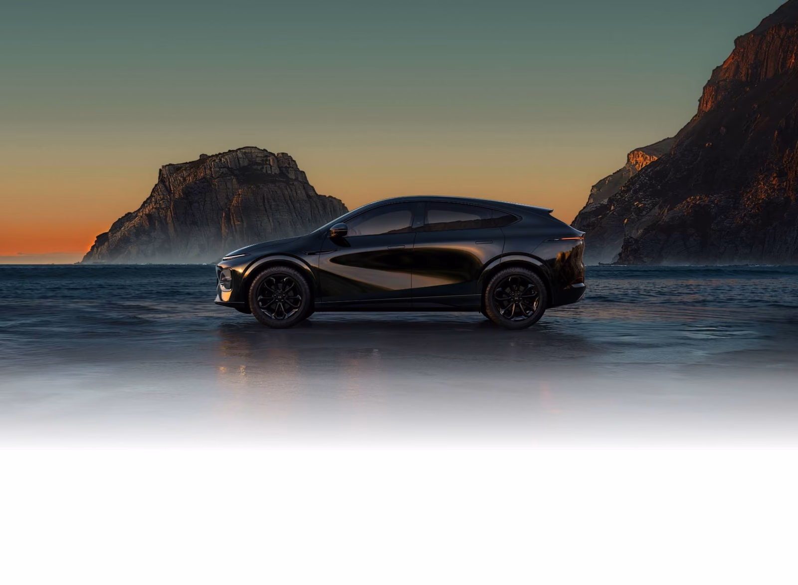 XPeng G6 у скал на море