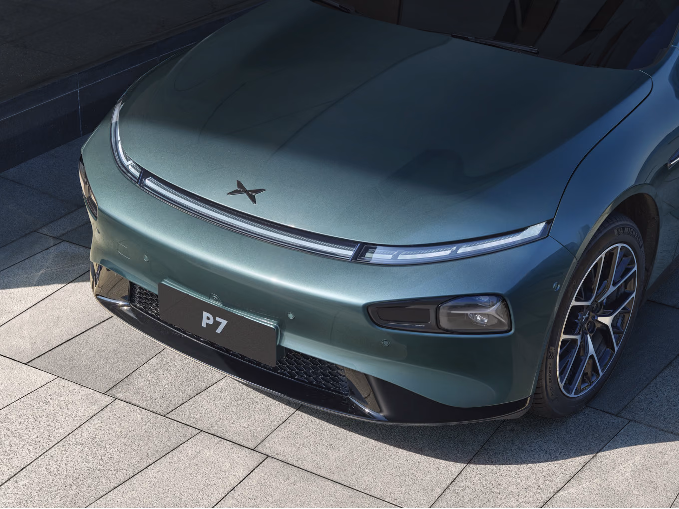 XPeng P7, вид спереди сверху