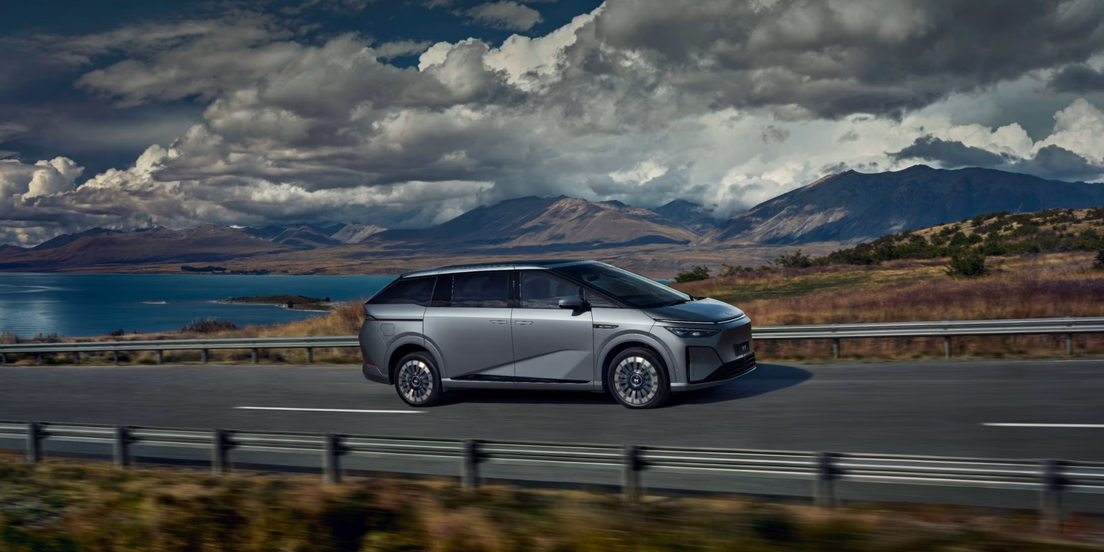 XPeng X9 на дороге у озера в горах