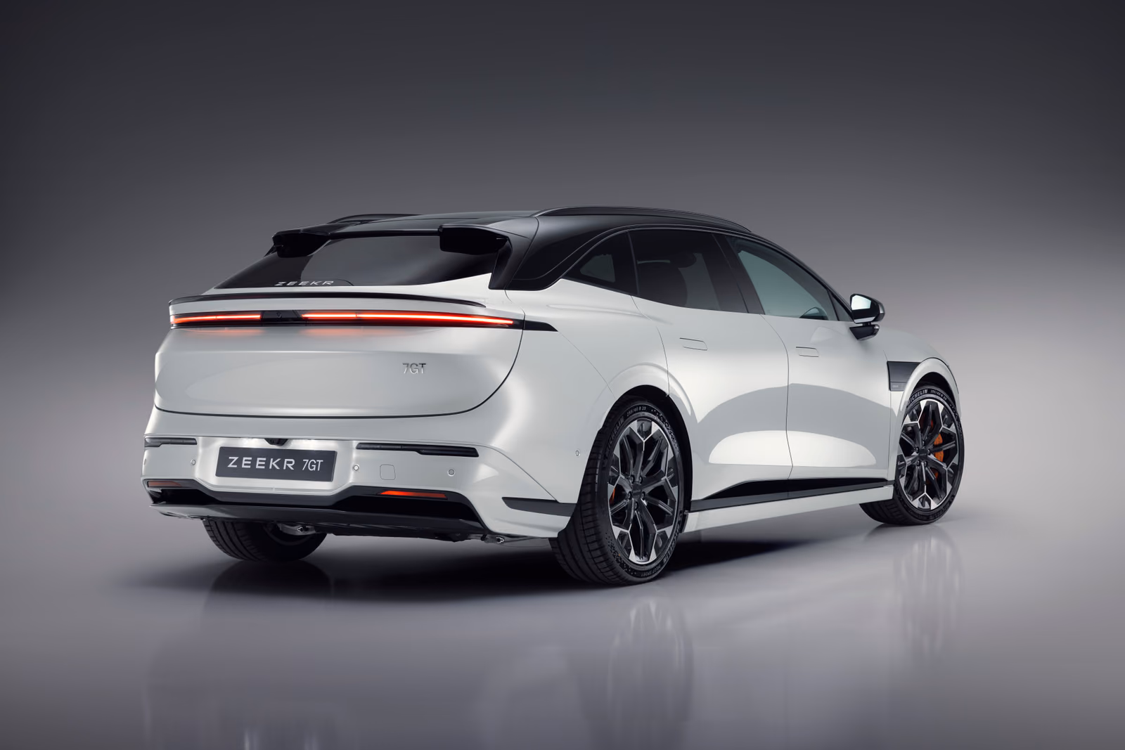Zeekr 007 GT / 7GT — студийный вид сзади в три четверти