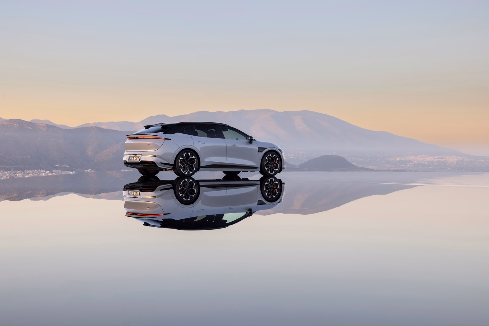 Zeekr 007 GT / 7GT — на фоне горного пейзажа