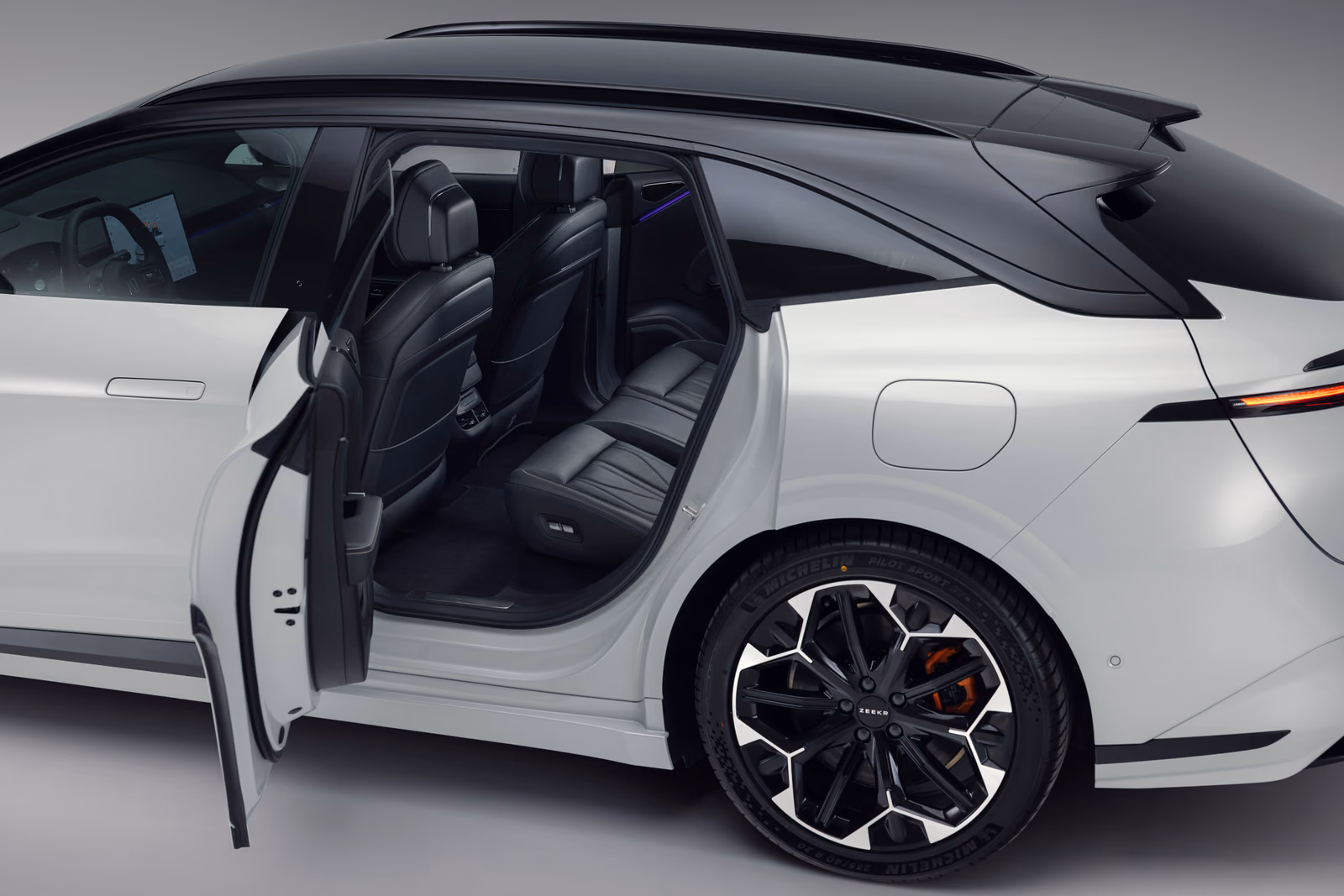 Zeekr 007 GT / 7GT — открытые двери и доступ на второй ряд