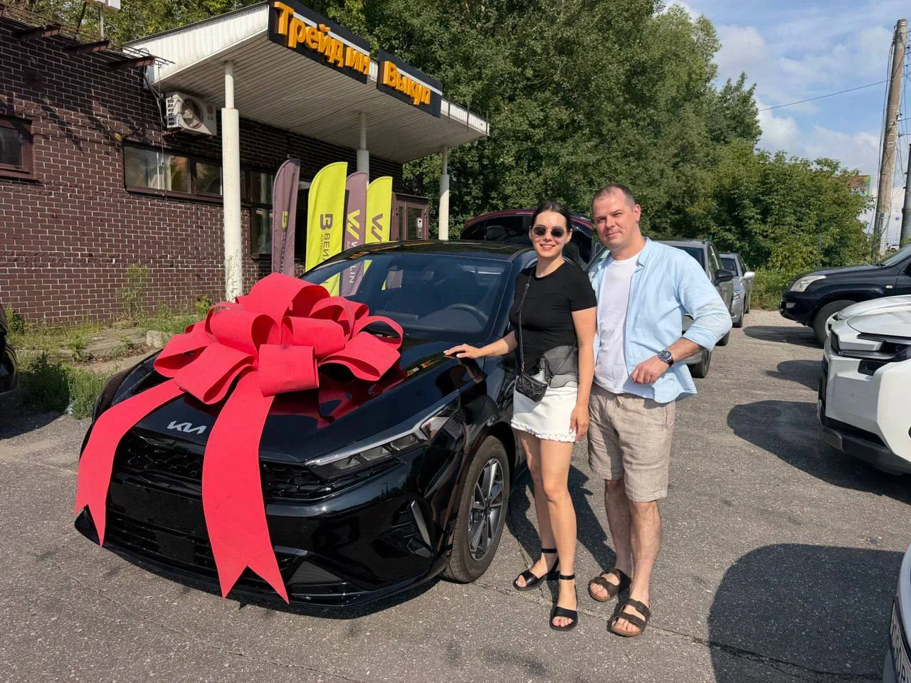 Клиенты WEILIN AUTO на выдаче автомобиля