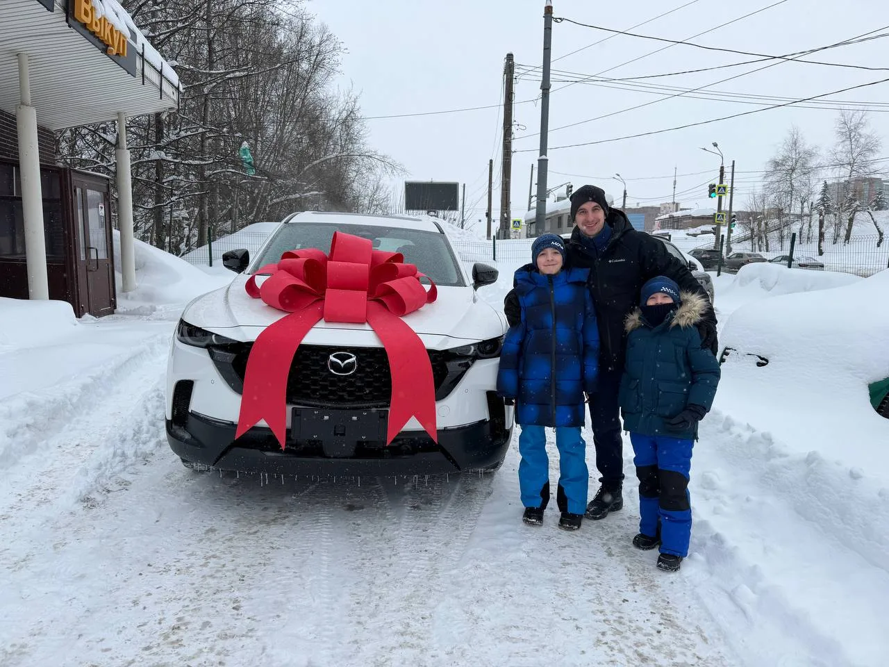 Клиенты WEILIN AUTO на выдаче автомобиля